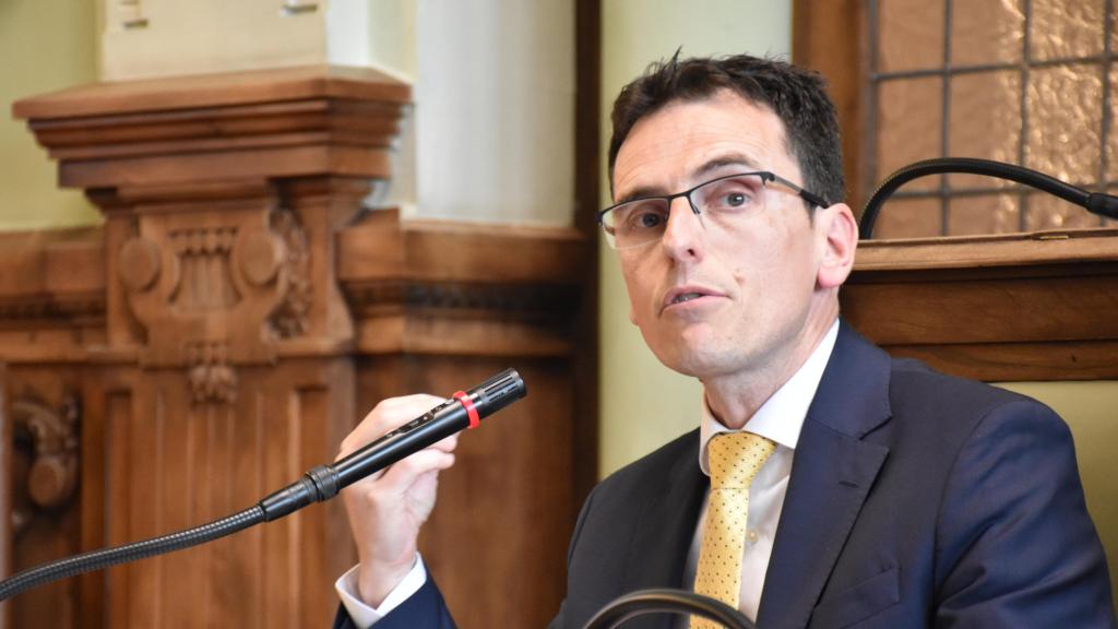 El portavoz del PSOE, Pedro Herrero, durante un pleno del Ayuntamiento de Valladolid