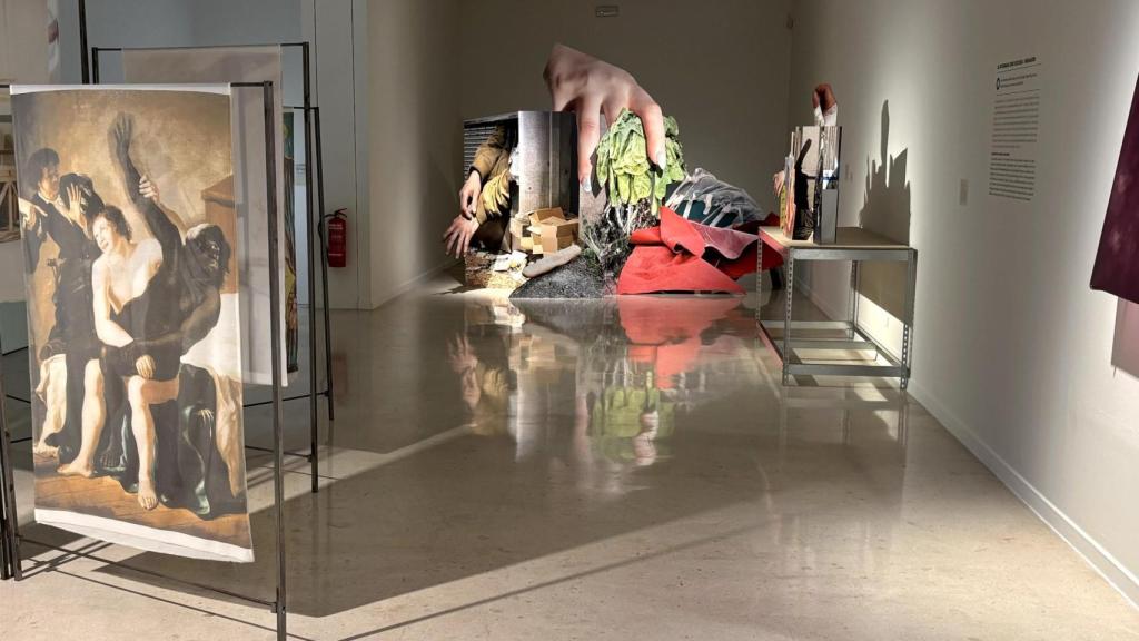 Vista de la exposición con la obra de M. A. Tornero al fondo. Foto:  Antonio Ramos Fermández / MuCAC