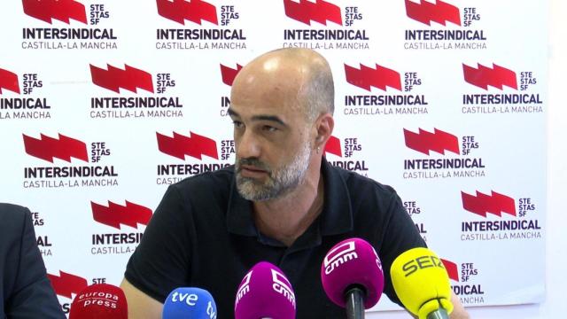 El portavoz del STAS STAS-CLM Intersindical, Gustavo Fabra, en rueda de prensa.