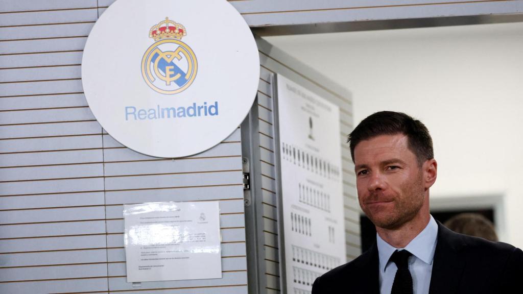 Xabi Alonso entrando en la sala de prensa de Valdebebas