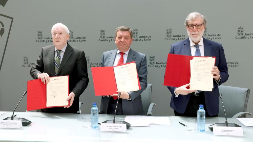 El presidente del Consejo de Cámaras de Comercio de Castilla y León, Antonio Miguel Méndez Pozo; el consejero de la Presidencia, Luis Miguel González Gago; y de la CEOE Castilla y León, Santiago Aparicio Jiménez