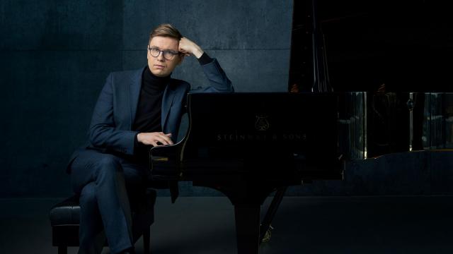 Víkingur Ólafsson antes de embarcarse en su gira dedicada a Mozart. Foto: Ari Magg