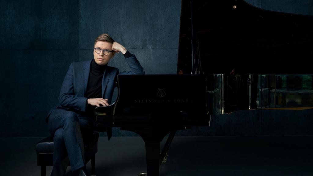 Víkingur Ólafsson antes de embarcarse en su gira dedicada a Mozart. Foto: Ari Magg