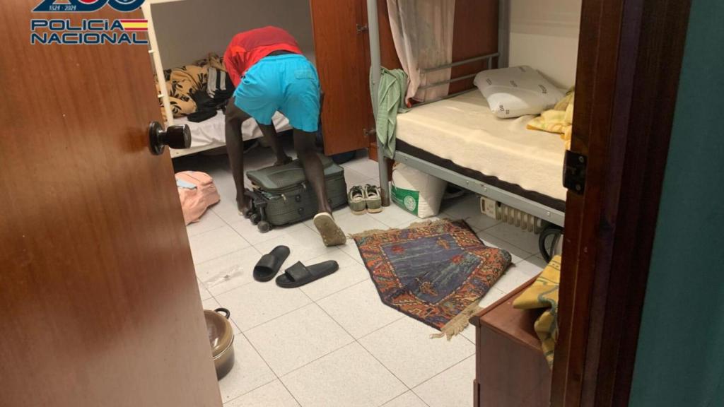 Imágenes del desalojo de un hostal ilegal en Parque Roma en Zaragoza