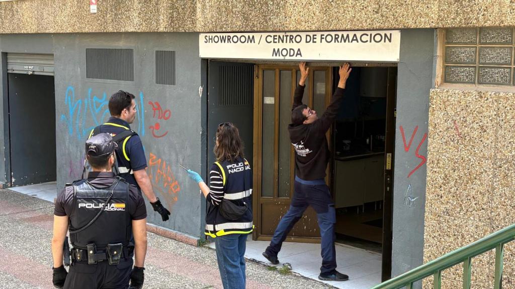 Momento de la clausura de un segundo local utilizado como hostal ilegal en Zaragoza