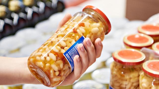 Un bote de alubias blancas cocidas.