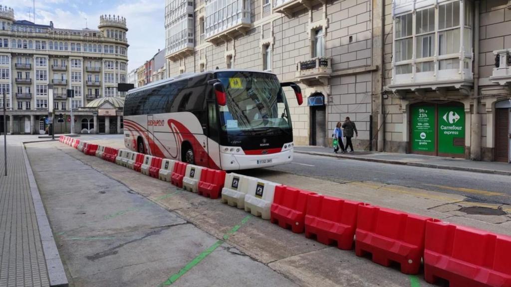 Un autobús escolar circula por la calle Modesta Goicouría en dirección al Paseo Marítimo de A Coruña-