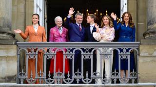 Federico X celebra sus 57 años junto a su mujer, Mary, tres de sus hijos y la reina Margarita: unión y felicidad en el balcón