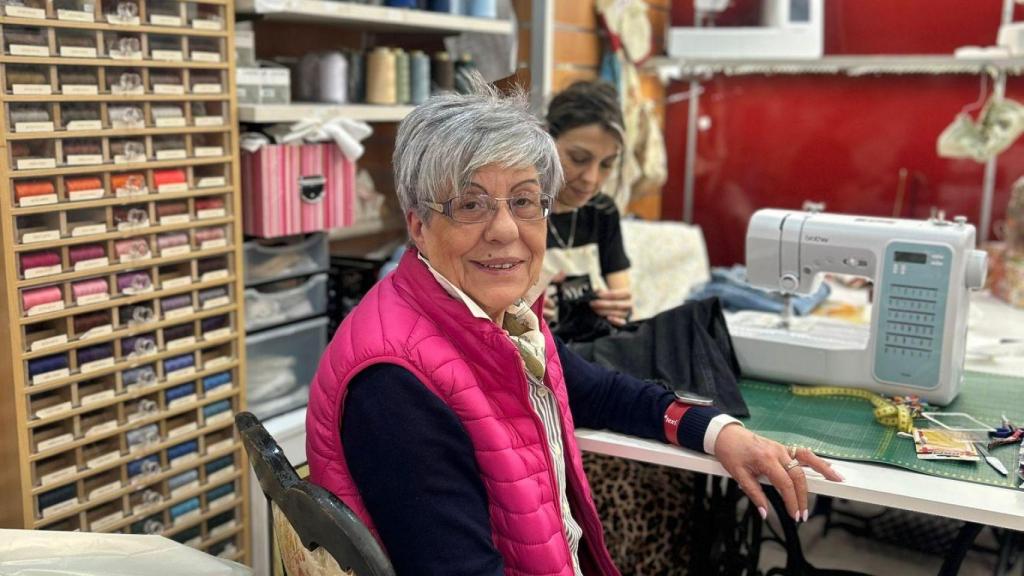Dioni Serna en su tienda Máquinas de Coser Dioni