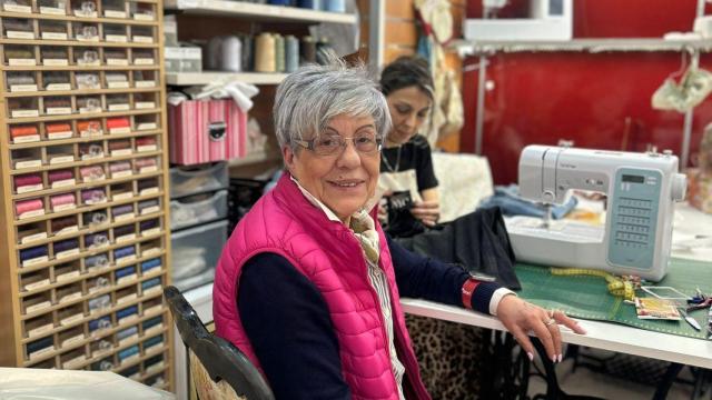 Dioni Serna en su tienda Máquinas de Coser Dioni