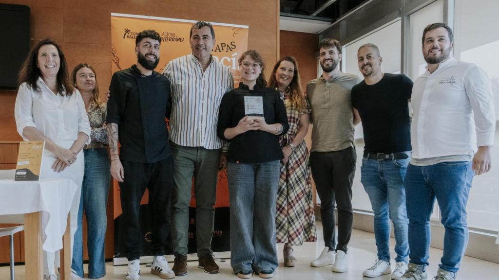 El equipo de cocina de Pelayo Gastro Trinquet conformado por Ximo Faubell, Laura Hasma y Pablo Margós, junto al jurado. EE