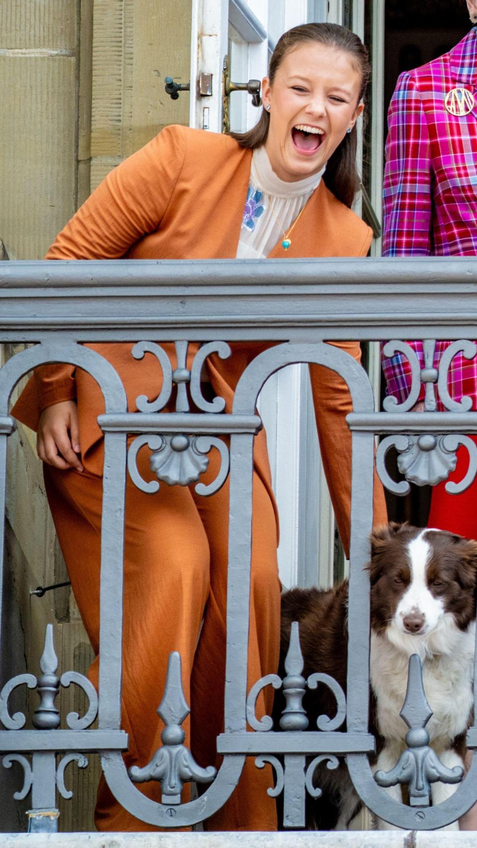 Josephine, muy cariñosa con la mascota de la casa.