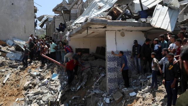 Palestinos buscan víctimas en el lugar de un ataque israelí contra una casa, en Jabalia, al norte de la Franja de Gaza , el 23 de mayo de 2025.