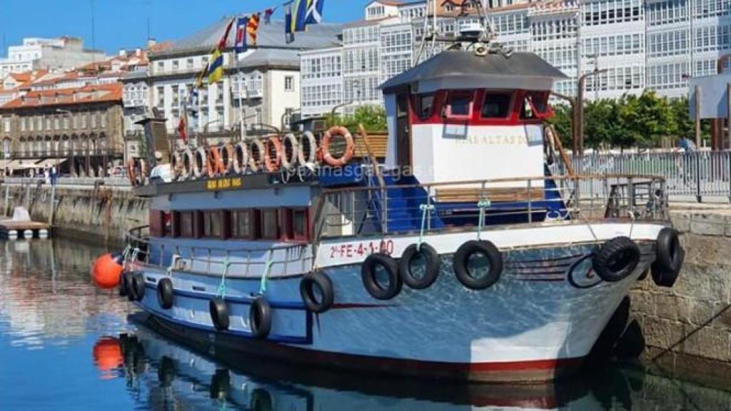 El barco turístico de Fernández Cabanas, en el muelle de la Marina de A Coruña.