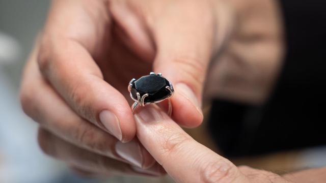 Detalle del anillo de ónix negro de TOUS.