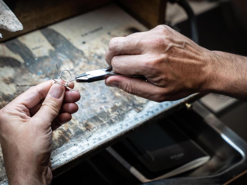 Las joyas se confeccionan de manera artesanal, respetando la tradición.