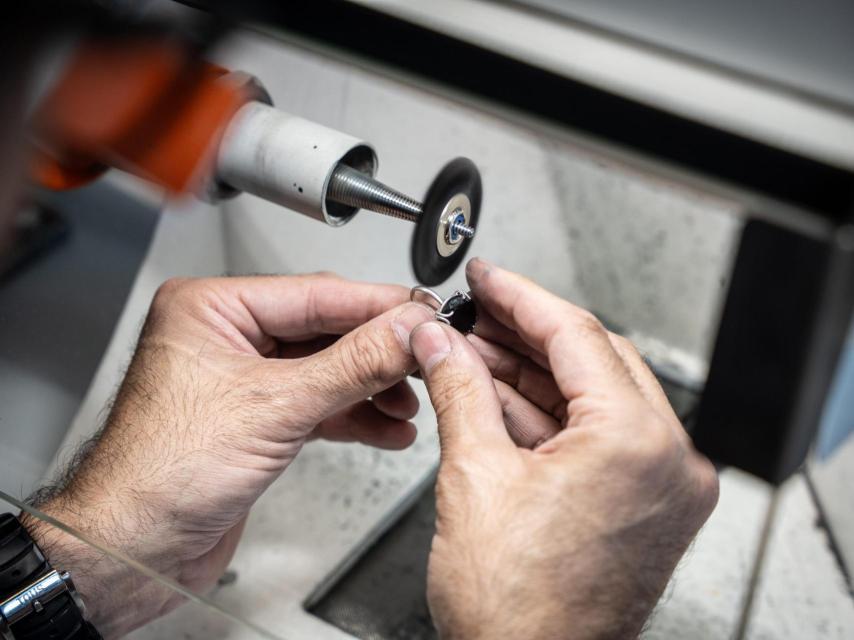 Prepulir la pieza por dentro y por fuera, engastarla y pulirla definitivamente son pasos básicos de la confección.