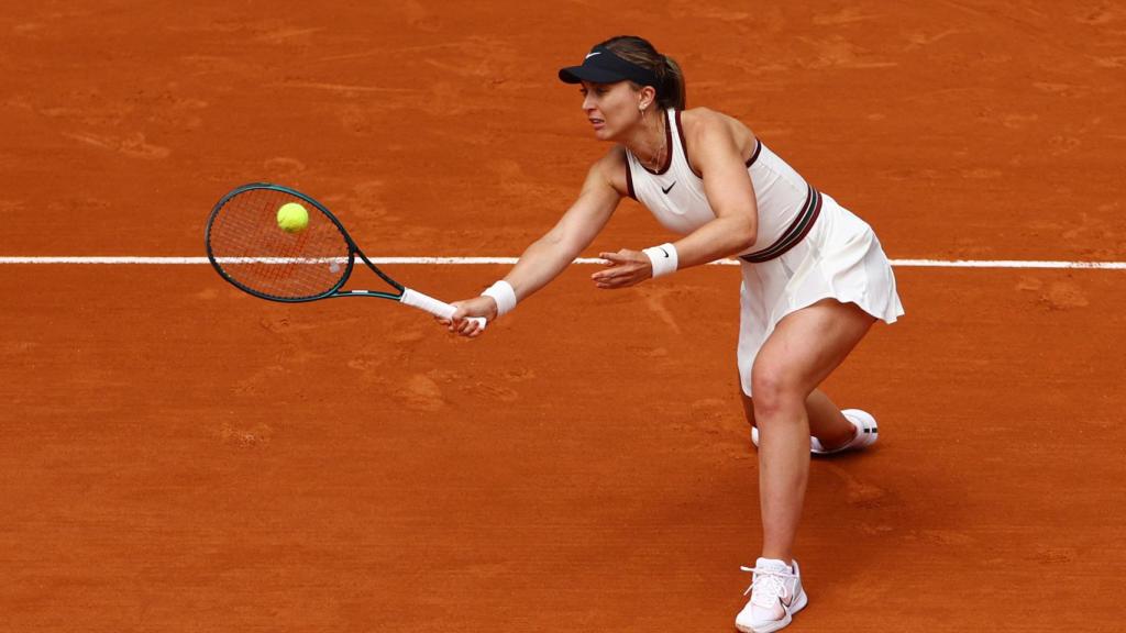 Paula Badosa le hace un resto a Naomi Osaka en su partido en Roland Garros.