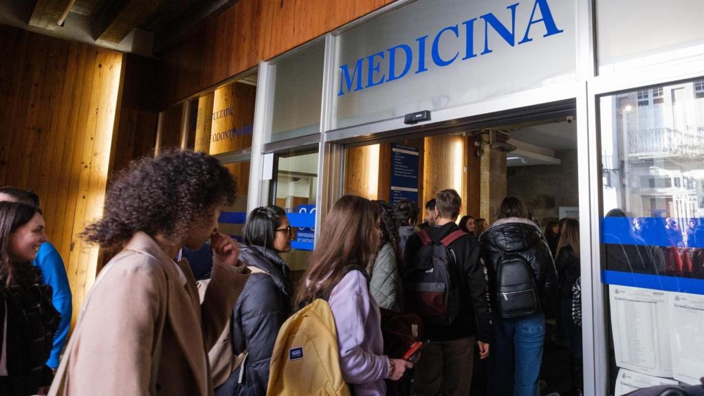 Estudiantes accediendo a la facultad de medicina de la USC.