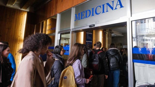 Estudiantes accediendo a la facultad de medicina de la USC.