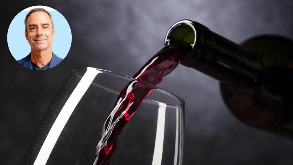 Javier Molina en un montaje con una botella de vino.
