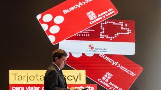 El presidente de la Junta de Castilla y León, Alfonso Fernández Mañueco, durante la presentación de la tarjeta Buscyl, este lunes en León