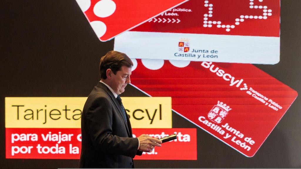 El presidente de la Junta de Castilla y León, Alfonso Fernández Mañueco, durante la presentación de la tarjeta Buscyl, este lunes en León