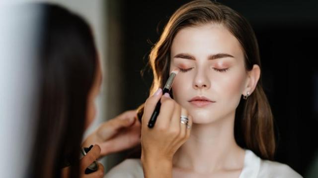 Novia maquillándose el día de su boda.