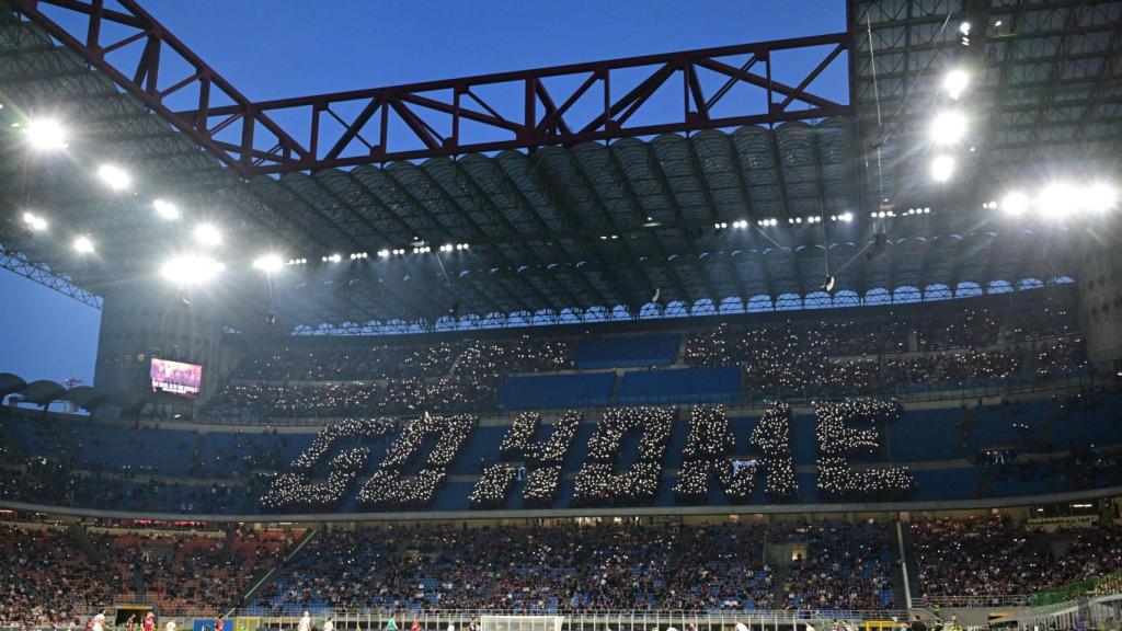 Los fanáticos de Curva Sud del AC Milan organizan una protesta dentro del estadio durante el partido para expresar su descontento con el propietario Gerry Cardinale