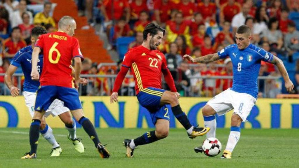 Isco realiza un caño sobre Verratti.