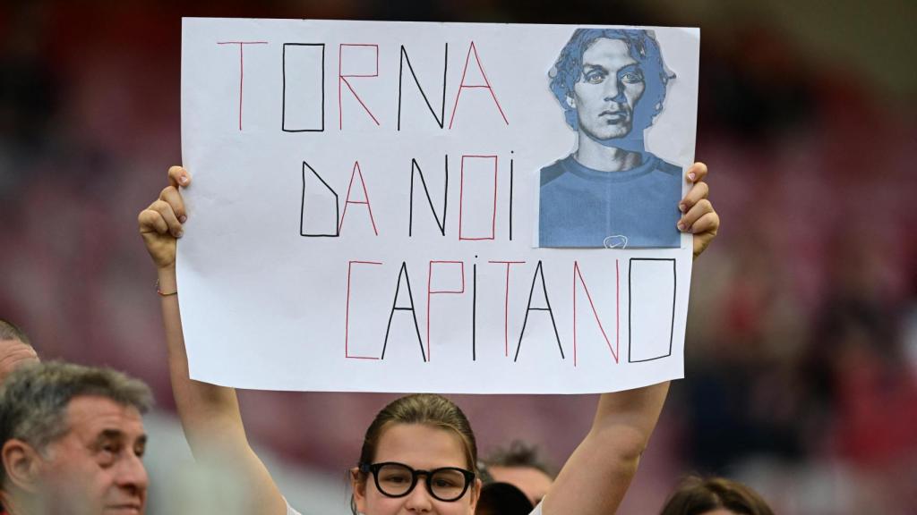 Pancartas en San Siro pidiendo el regreso de Paolo Maldini