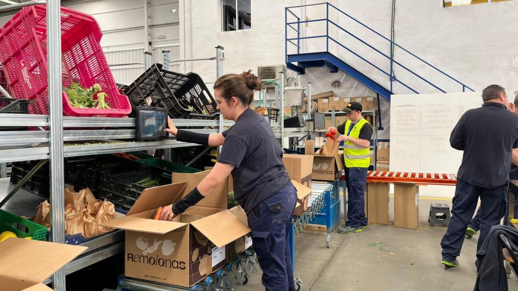 Trabajadores de Remolonas, en la cadena de elaboración de cajas.