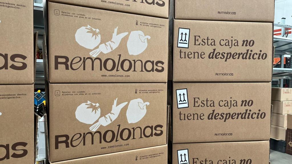 Caja pendientes de envío, elaboradas con materiales reciclados.