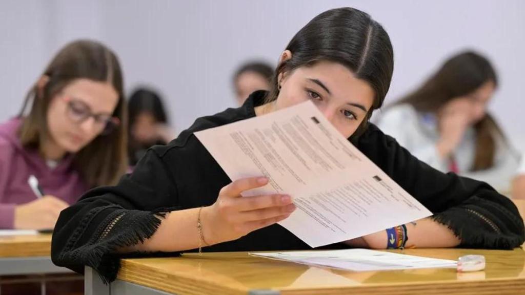 Una chica realiza un examen en la universidad.