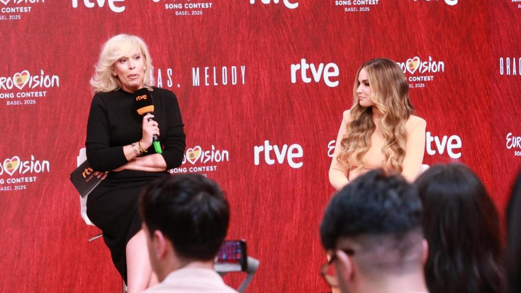 María Eizaguirre y Melody en la rueda de prensa post-Eurovisión en Prado del Rey.