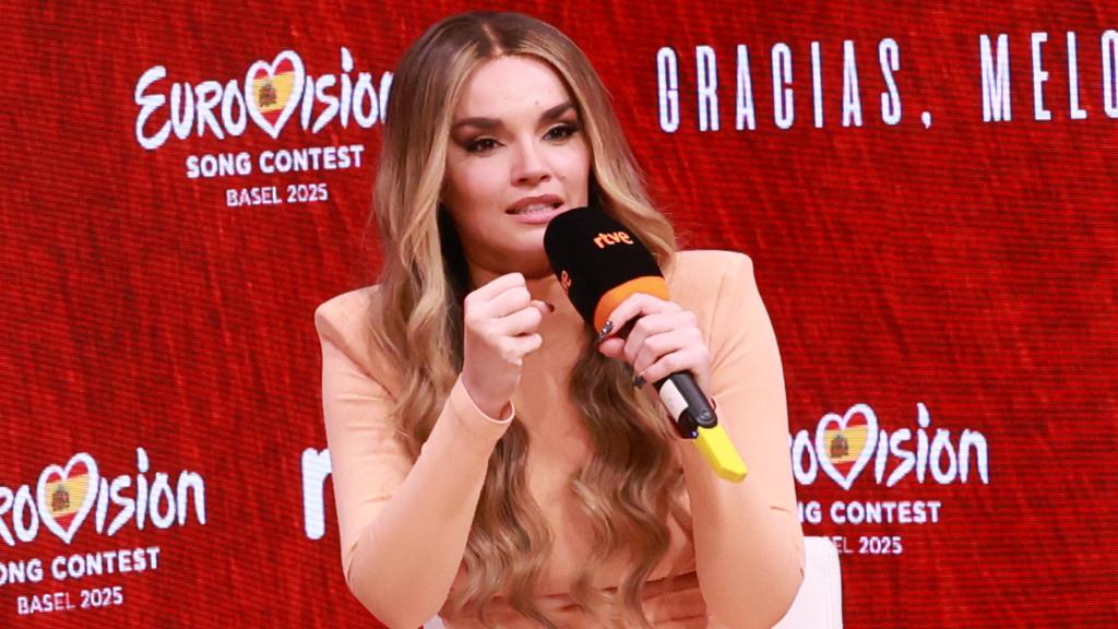 Melody en la rueda de prensa post-Eurovisión en los estudios de TVE en Prado del Rey.