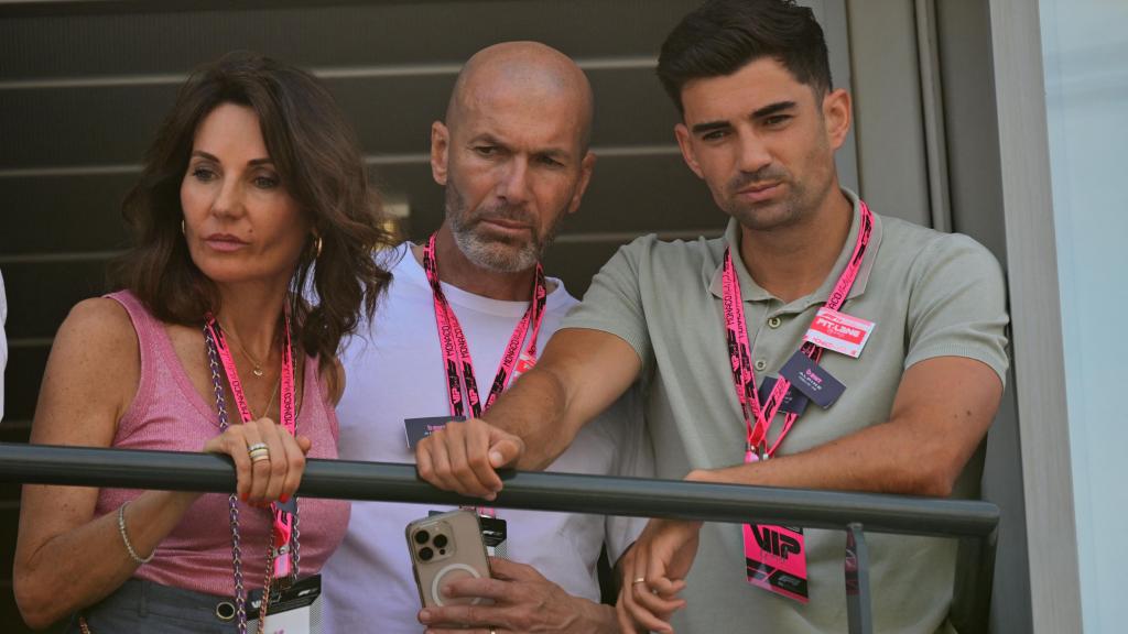 Zinedine Zidane junto con su mujer y su hijo Enzo durante el GP de Mónaco.