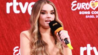 Melody durante la rueda de prensa post-Eurovisión en los estudios de TVE en Prado del Rey.