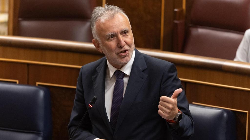 El ministro de Política Territorial y Memoria Democrática, Ángel Víctor Torres, interviene durante un pleno en el Congreso de los Diputados.