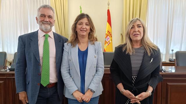 (I-D) José Manuel Gonzalo Orden, departamento de Medicina, Cirugía y Anatomía Veterinaria, Nuria González, rectora ULE y Pilar Gutiérrez, secretaria general de la ULE