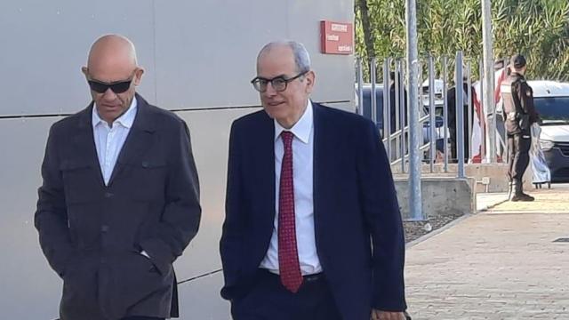 Luis Carrero, a la izquierda, junto a su abogado, en los Juzgados de Badajoz.
