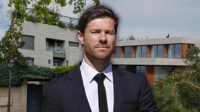 El futbolista Xabi Alonso junto a dos de sus propiedades.