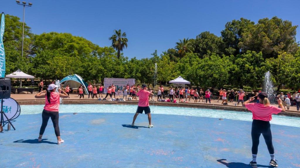Clases de zumba en la jornada solidaria de Quirónsalud Torrevieja.