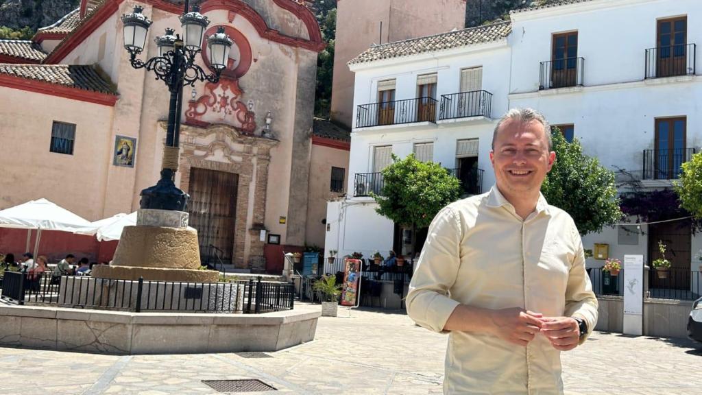 Santiago Galván, alcalde de Zahara de la Sierra, en la plaza del pueblo.