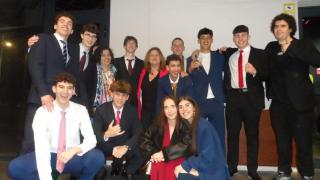 Varios de los adolescentes en su graduación.