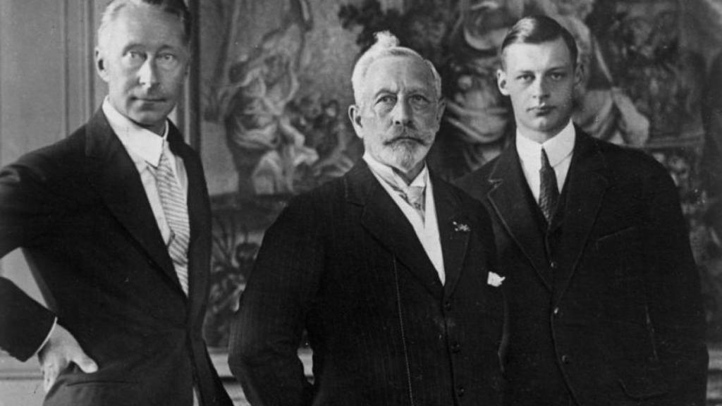 Guillermo II (centro) con su hijo Federico Guillermo (izquierda) y su nieto mayor (derecha) en 1927. Foto: Wikimedia Commons