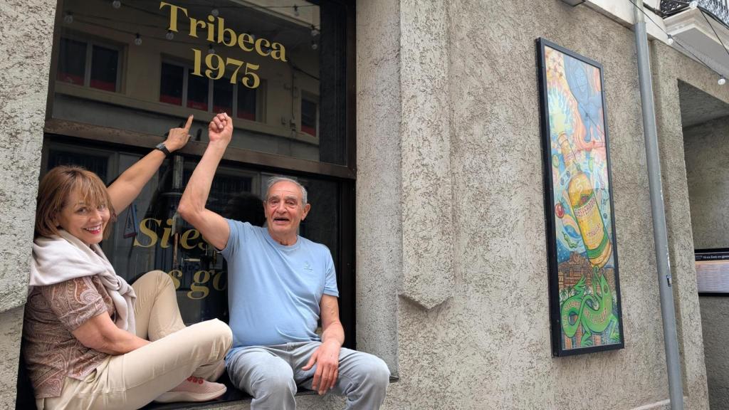 María José San Román y Pitu Perramon en el ventanal de su local en Alicante.