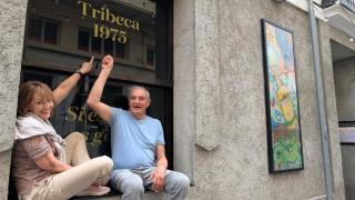 María José San Román y Pitu Perramón en el ventanal de su local en Alicante.