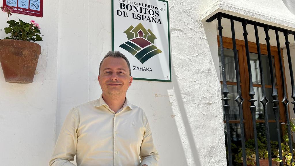 Santiago Galván, en una de las calles del pueblo, distinguido como uno de los más bonitos de España.