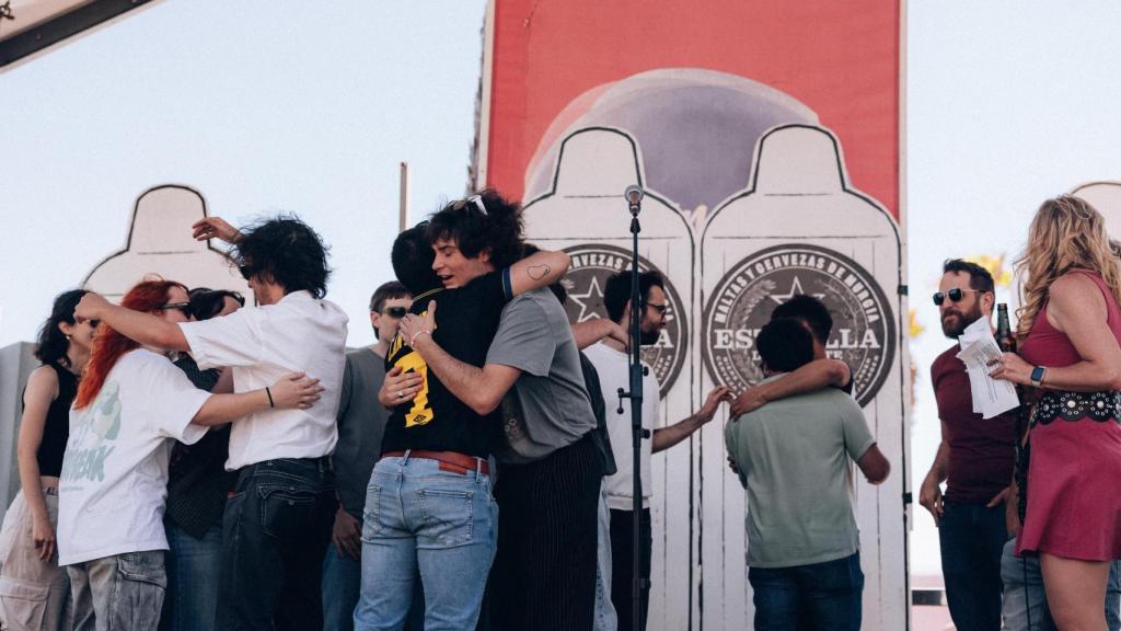 Los integrantes de Gluu! celebrando su victoria.